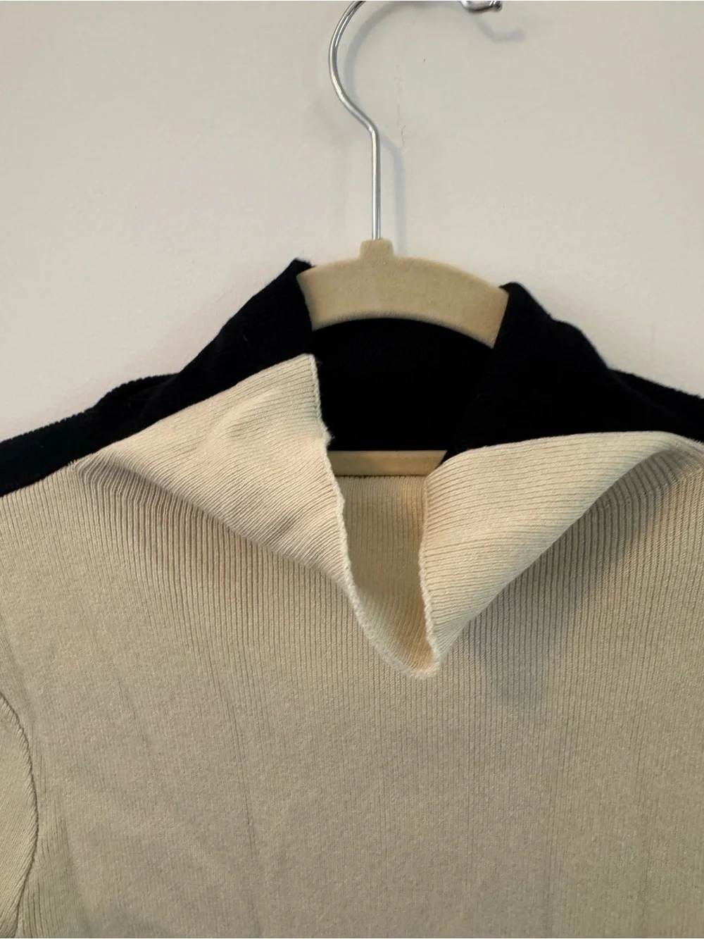 Size M Women's Two-Tone Mock Neck Sweater in Cream and Black